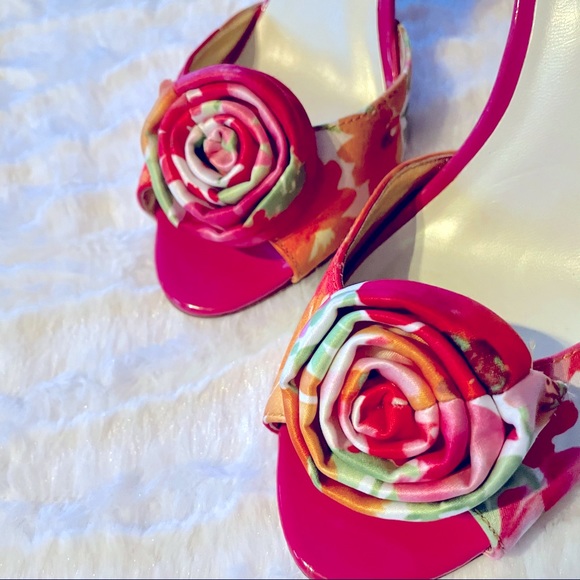 Anne Klein Floral Pumps - Picture 3 of 8